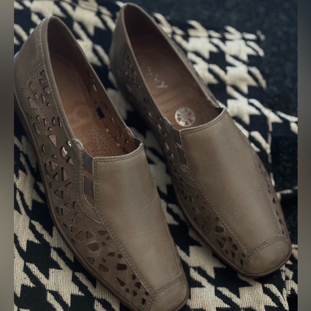 Neutral colour, style and comfort . New, never worn